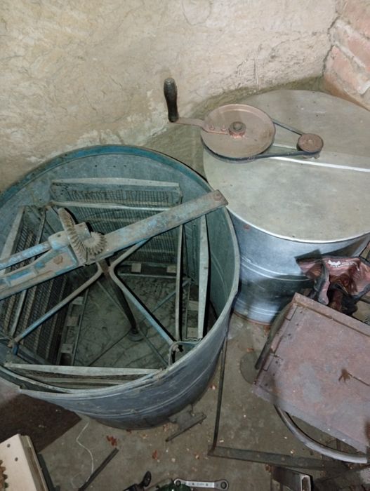 Медогонки ,одна на 4  рамки друга на 3