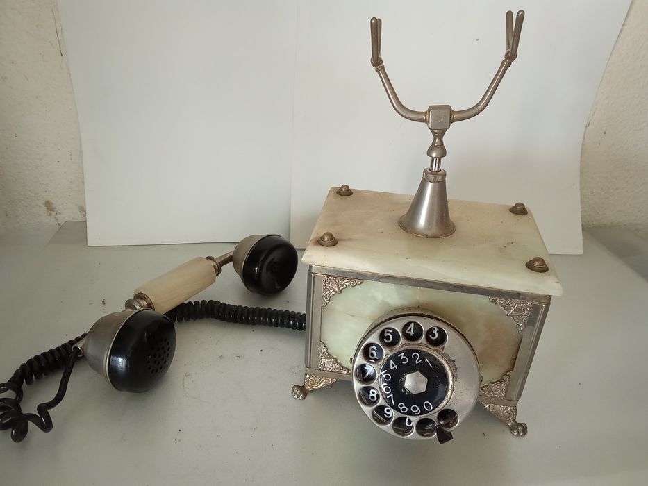 Telefone em metal e mármore