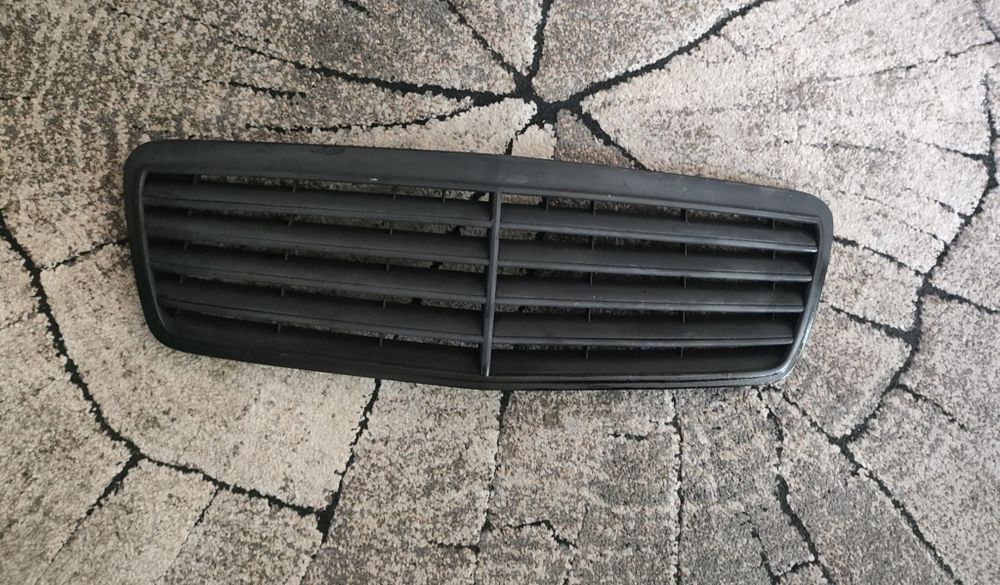 Gril kratka przednia do Mercedes W208