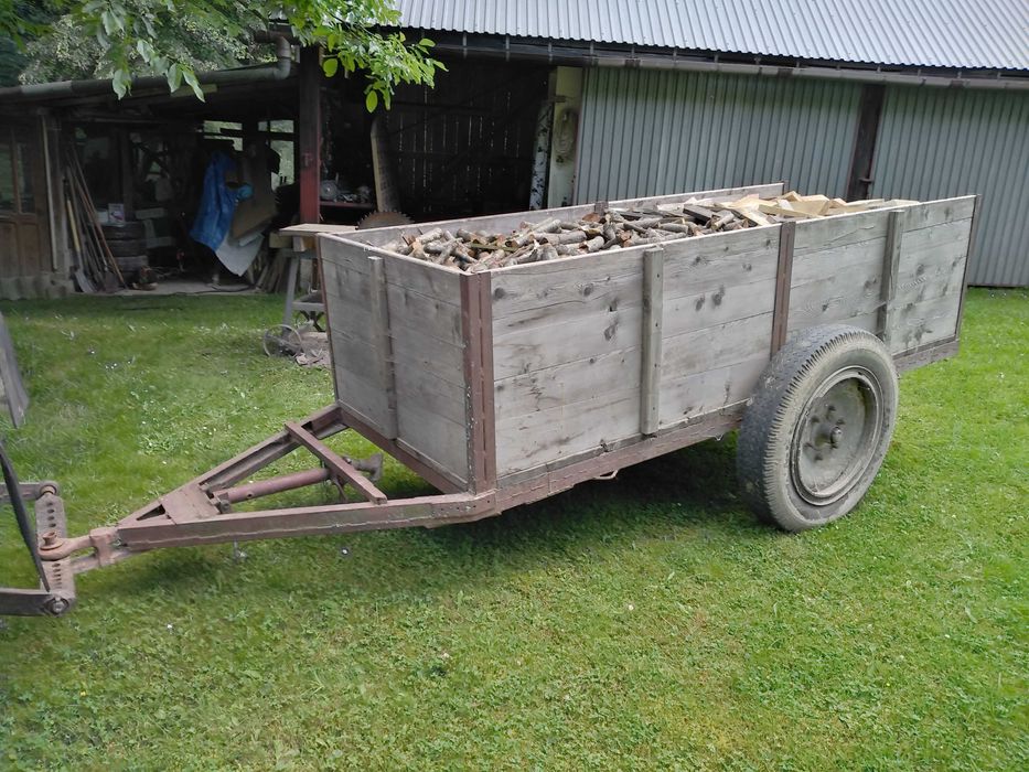 Przyczepka dwukółka do ciągnika solidna ze składaną nogą podporową.