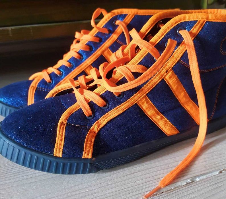 Trampki, buty sportowe za kostkę.