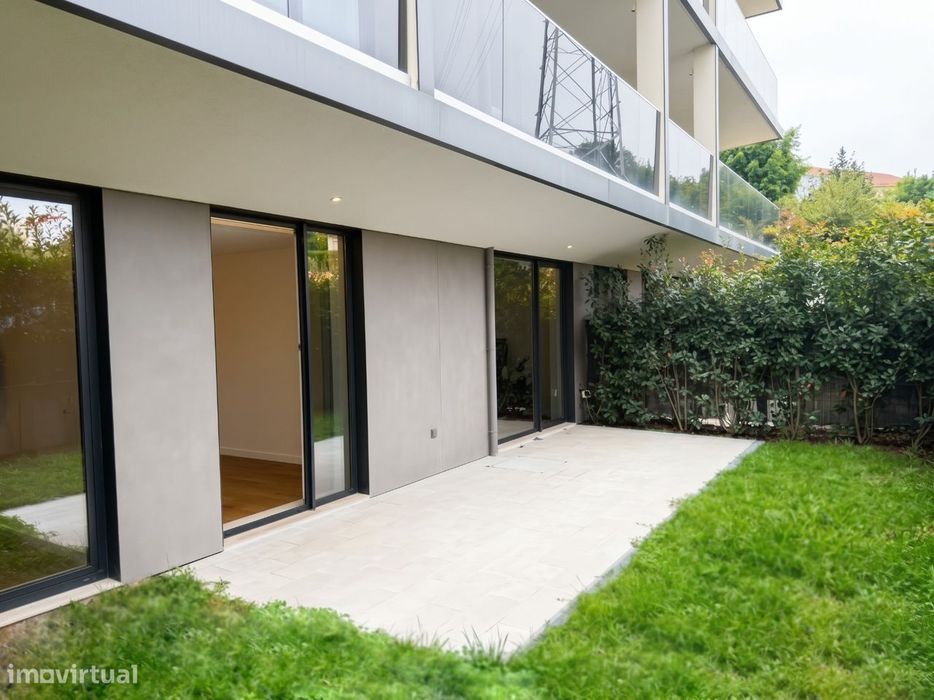Apartamento mobilado com largo terraço no edifício Paço de Rei Plaza.