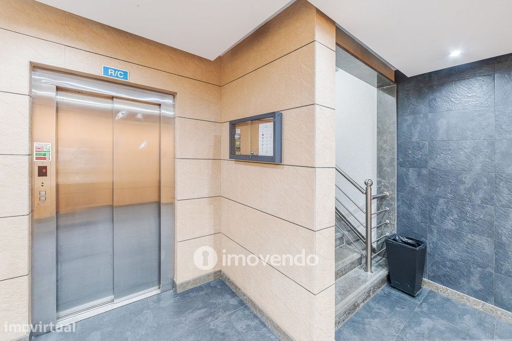 Apartamento T2 moderno, com garagem e varanda enorme, na Malvarosa