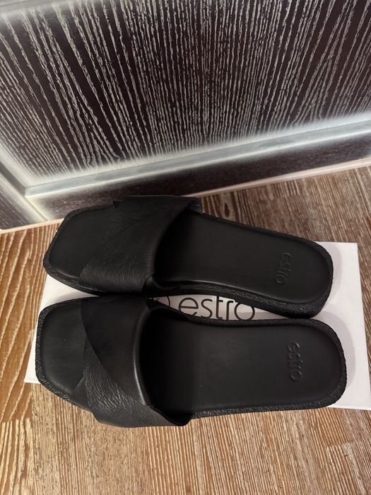 Шкіряні шльопанці Estro