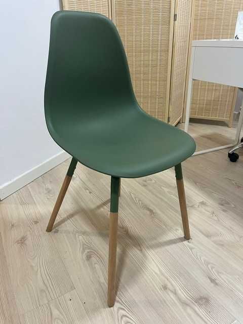 Vendo cadeira cor verde como nova