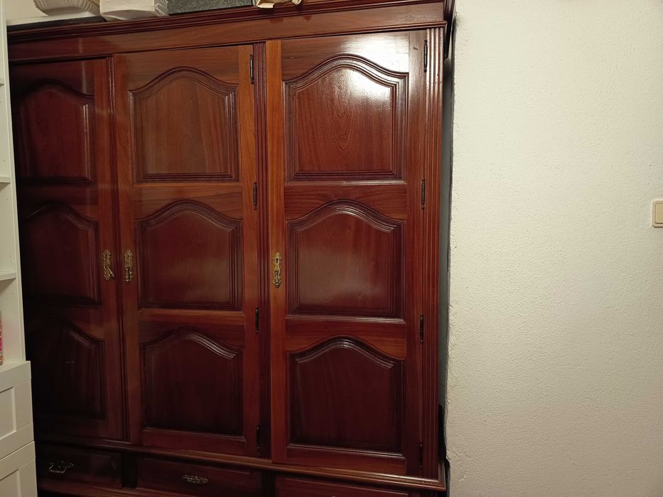 Roupeiro, cómoda e 2mesas de cabeceira