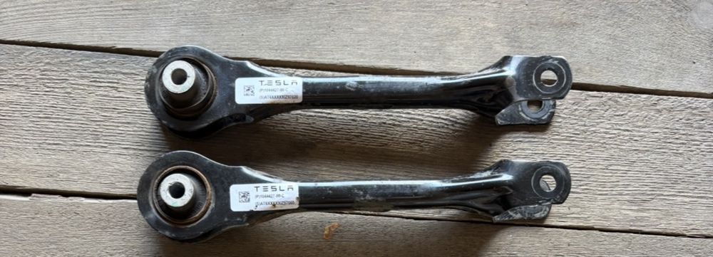 Tesla model 3 задні ричаги під відновлення 1044427-00-C