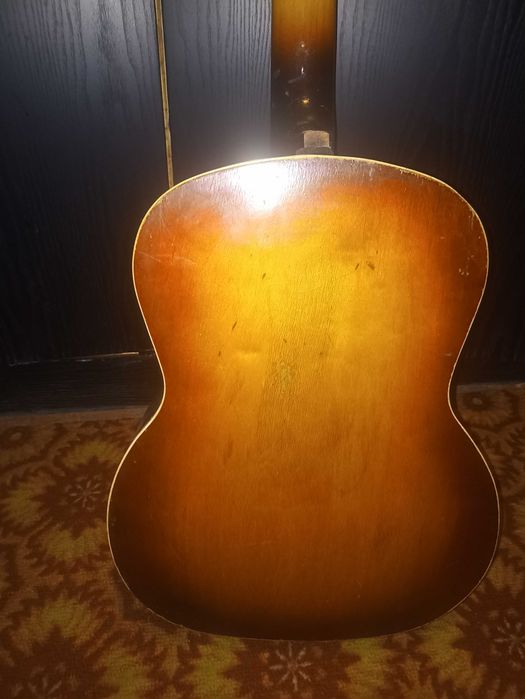 акустична добра шестиструнна гітара