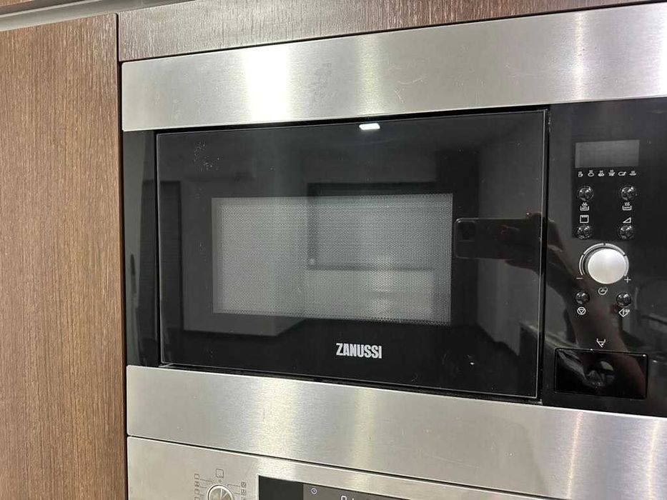 Conjunto de móveis de cozinha em wengé totalmente equipada
