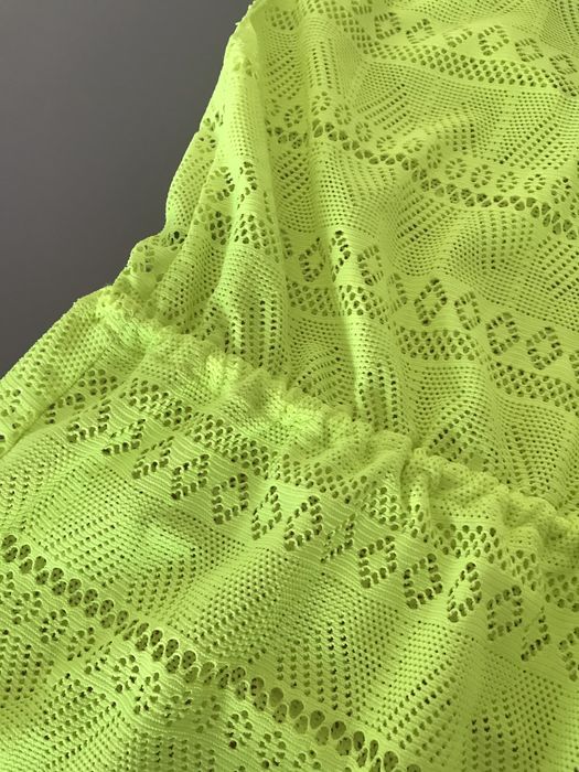 Camisola de praia amarela fluorescente