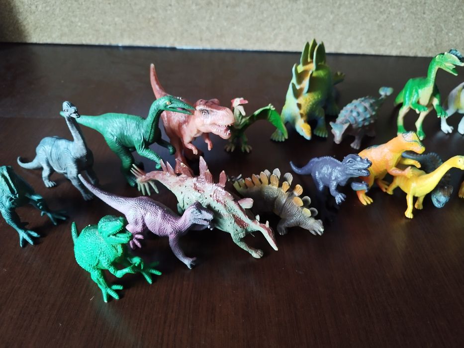 Zestaw 28 Dinozaurów Tyranozaur Pterodaktyl Stegozaur i inne