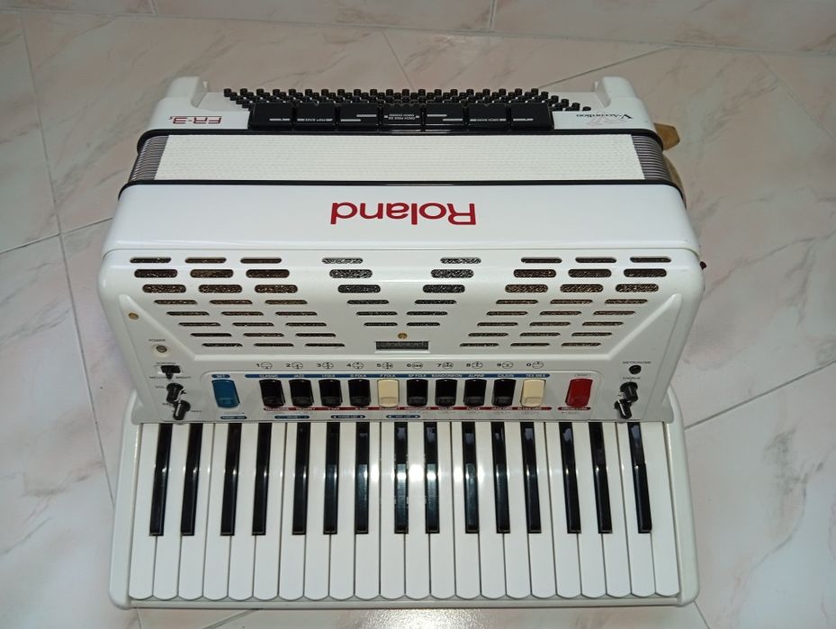 Roland FR-3S V-Accordion – Branco – 37 Teclas / 120 Baixos