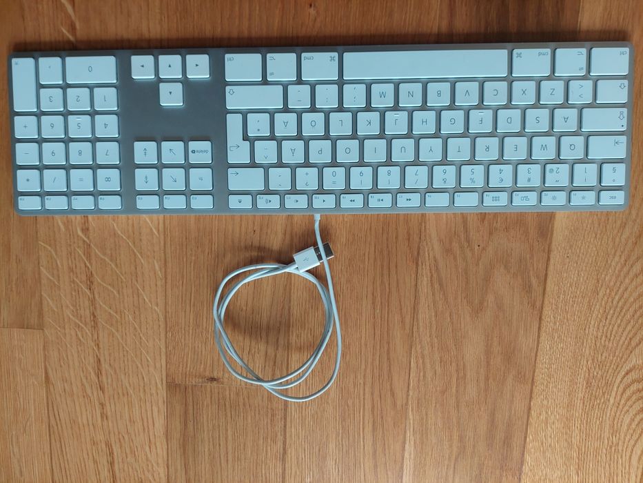 Teclado com fio Apple