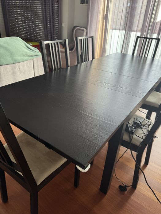 Mesa de jantar e cadeiras