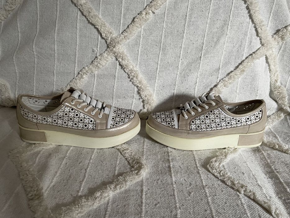 Piękne skórzane buty Venezia 41; wiosna lato; modny beż stan doskonały