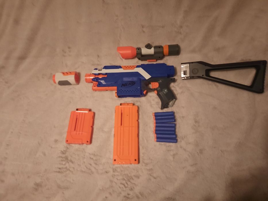 NERF Stryfe z dodatkami i bateriami w zestawie