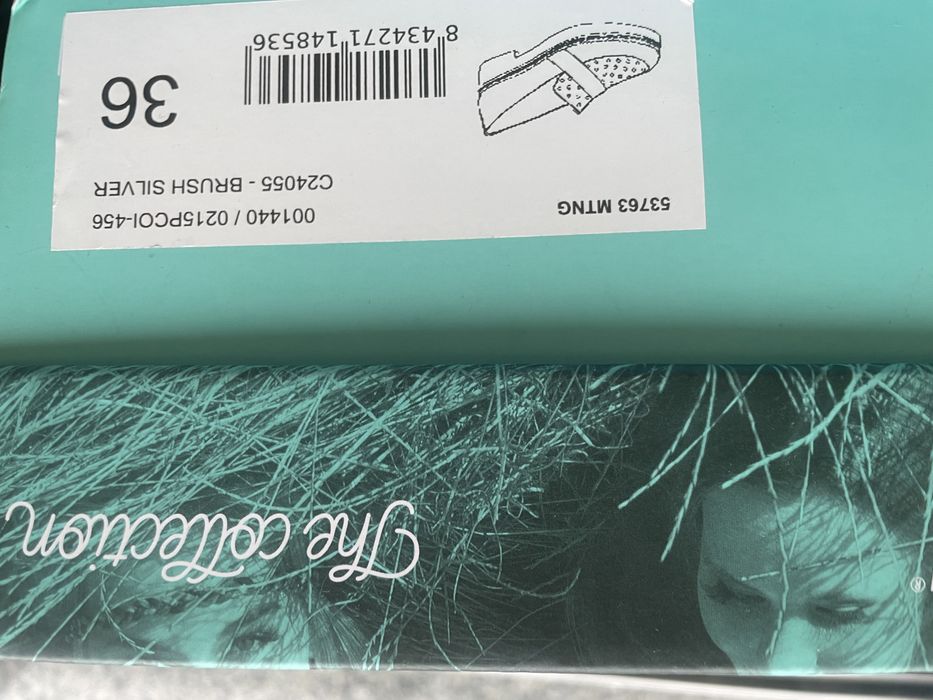 Sapatos esburacados prateados N36 novos -Mustang