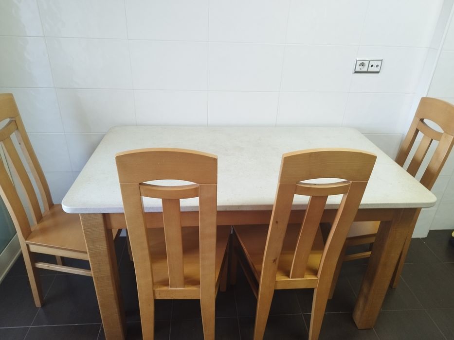 Mesa em madeira maciça