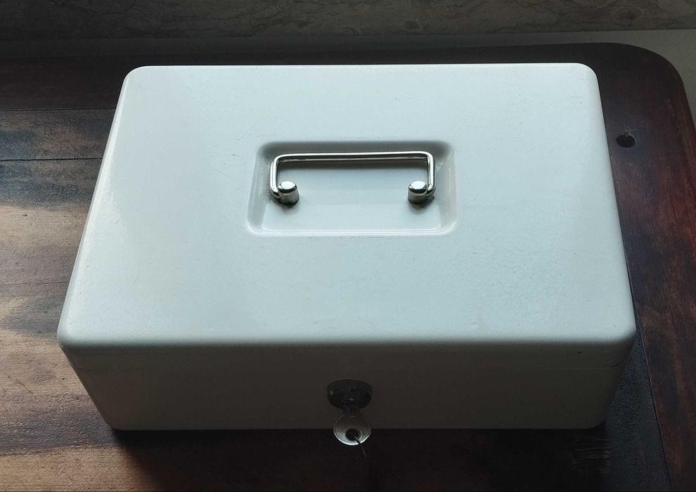 Caixa com chave tipo cofre em ferro