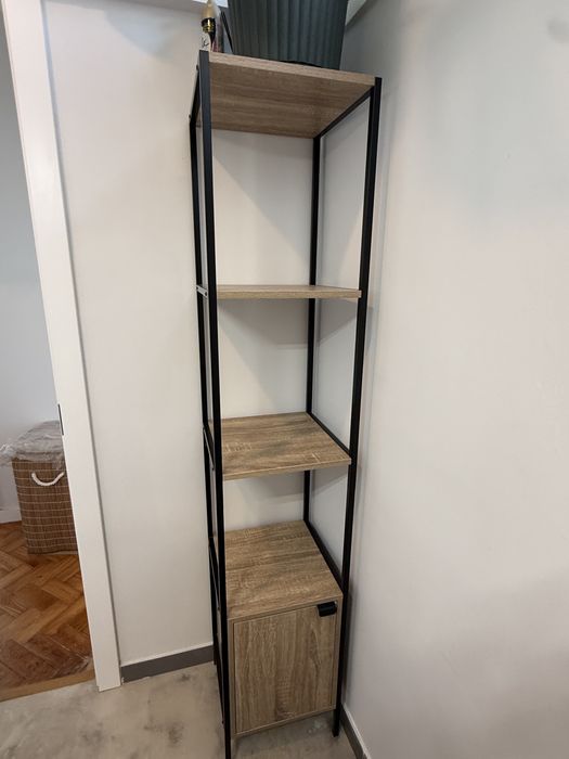 Estante castanha com prateleiras e porta 176x35