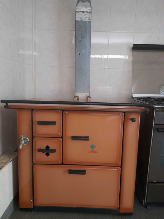 Fogão a lenha em ferro fundido, ferro e esmalte da marca Soliva