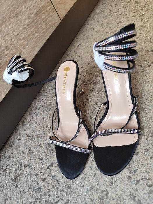 Buty na obcasie błyszczące