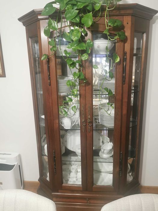 Vendo cristaleira em madeira com prateleiras e espelhos