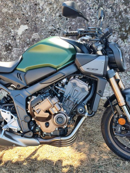 Honda CB650R E-Clutch 2025 | Verde | 8.500 km