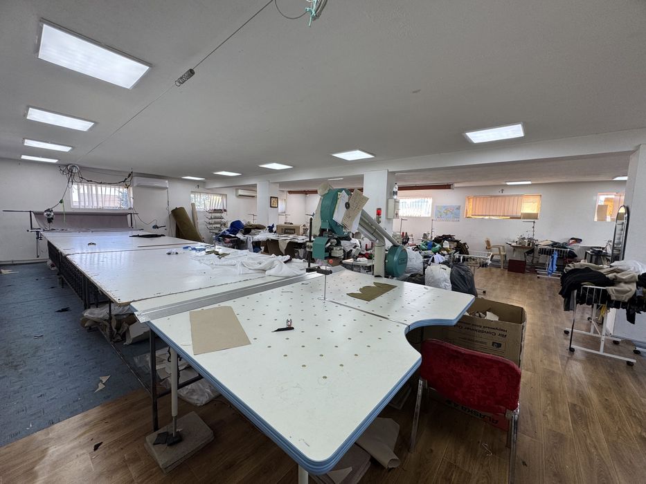 Комерційне приміщення, 585 м.кв, з ділянкою 0.14 га.