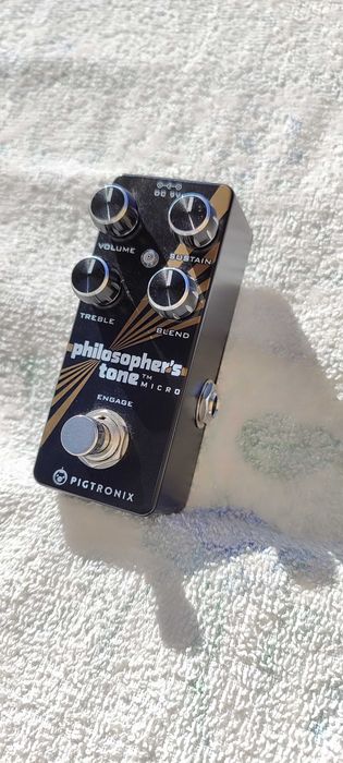 2 pedais - compressor Pigtronix Philosopher's Tone Micro (Desde Ross, Dyna Comp, CS-2 - mas transparente - com EQ e sem ruído) + Donner Chorus = Boss