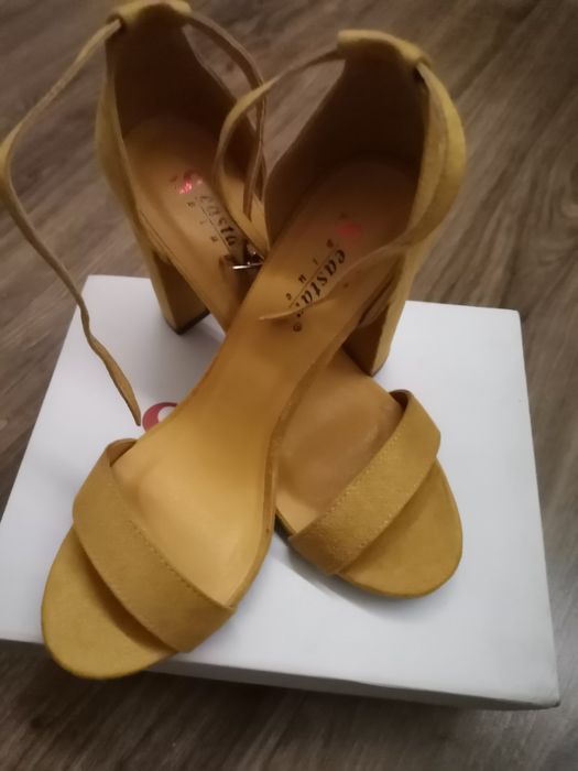 Nowe zamszowe sandały w kolorze musztardowym.Rozmiar 38.