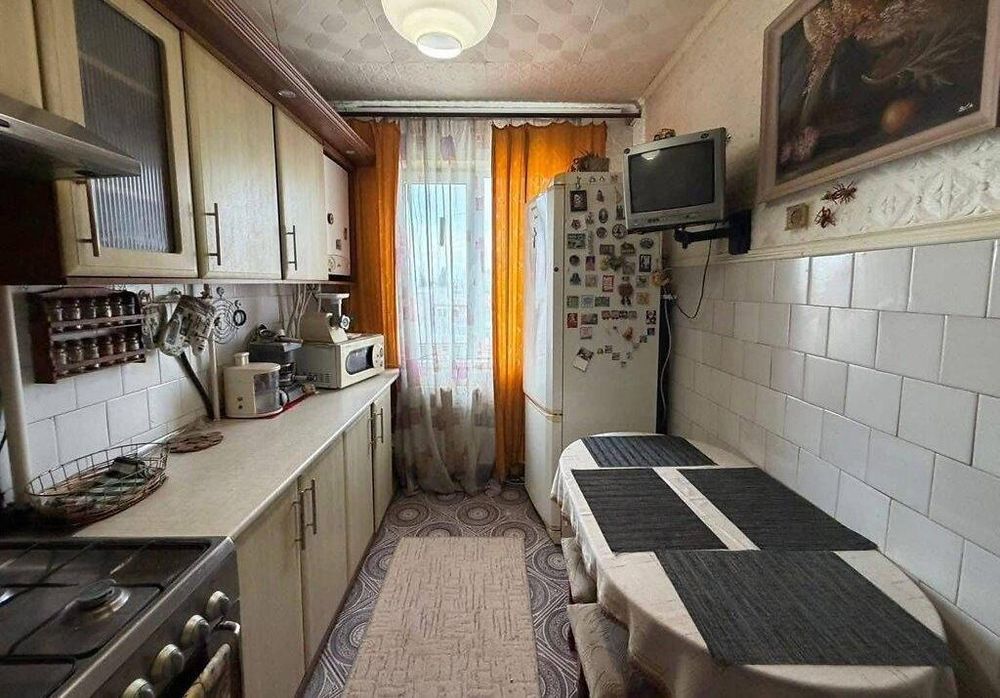 3-к, Грушевського вул., 74, П'яний базар