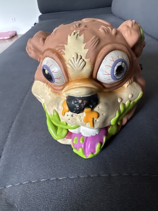 Pies paskudniak , pierdzi, beka