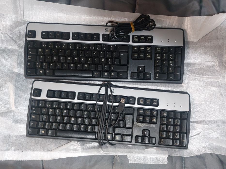 Dois teclados HP