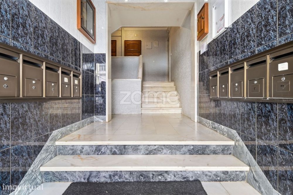 T2 remodelado com 108 m² em Carnaxide, junto à Escola Secundária