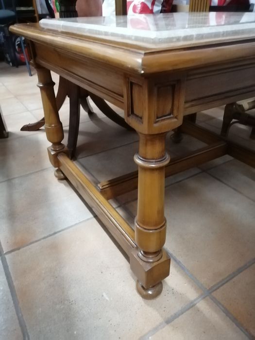 Mesa de sala com superfície em mármore