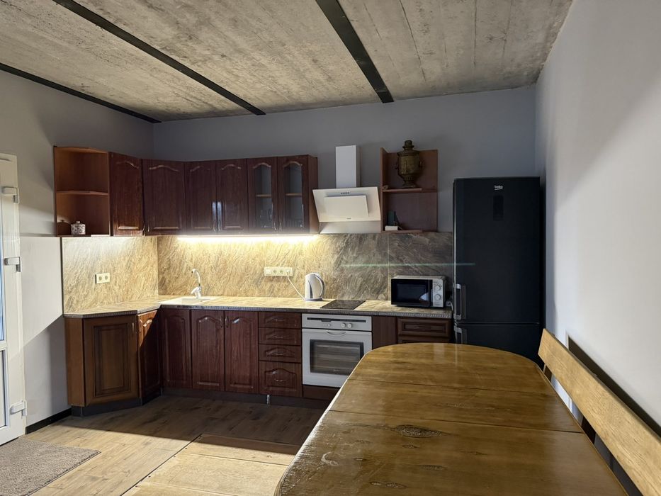 Будинок з банею і басейном