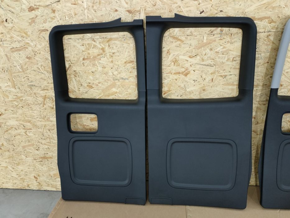 Обшивка задніх дверей Віто 639 447 Пластик на двері Vito W639 447