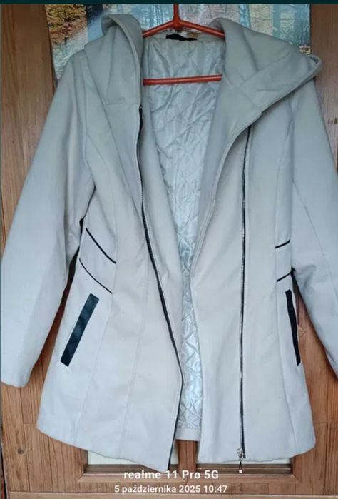 Modny elegancki płaszczyk damski.