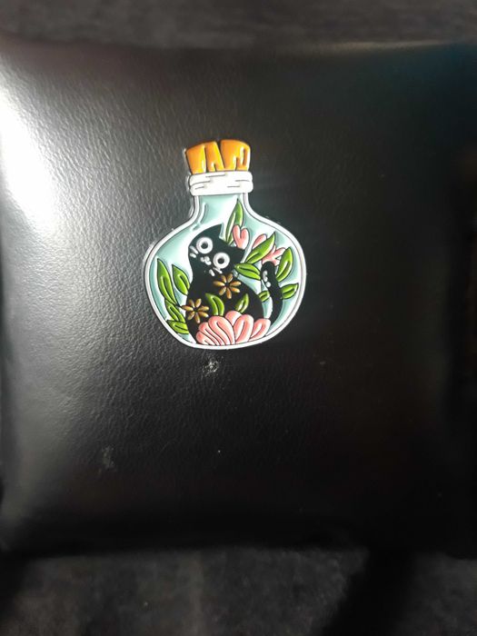 Slodka przypinka pin czarny kot