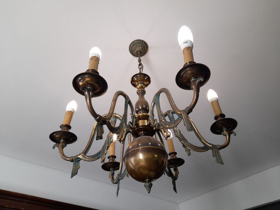 Candeeiro de Sala Rústico com 6 Braços – Elegância para o Seu Espaço.