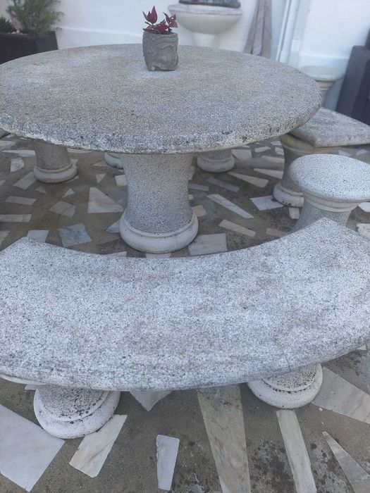 Conjunto Mesa e bancos de pedra para jardim