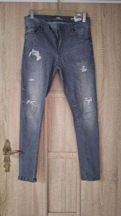 Spodnie szare z dziurami