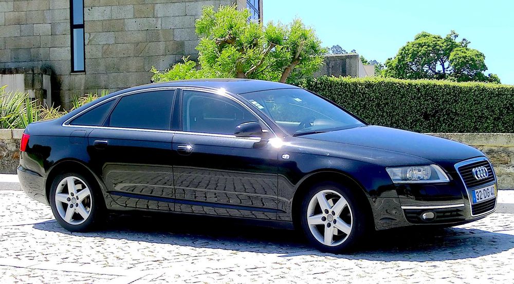 Este sedan destaca-se pelo conforto e qualidade de construção típicos da marca como elegância e robustez.