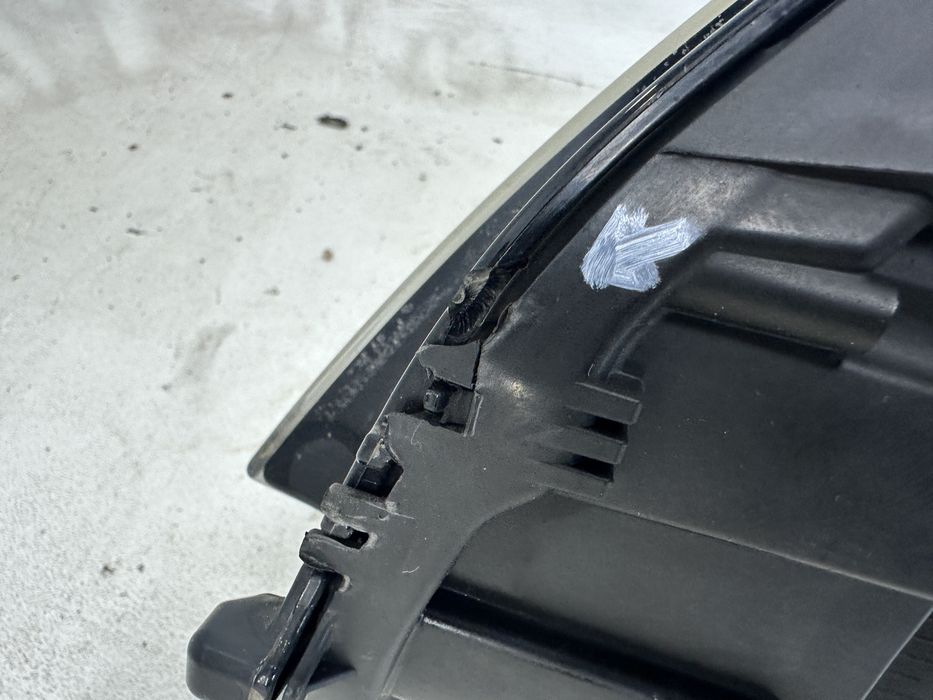 Volkswagen Passat B7 lampa reflektor prawy przedni przód UK VW