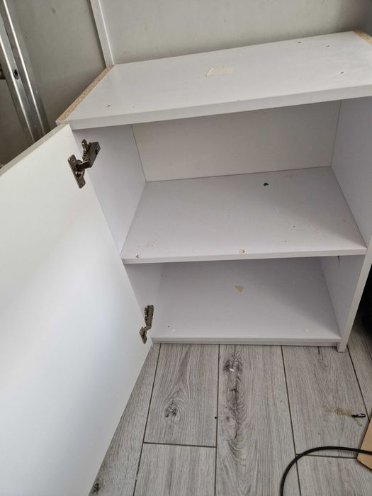 Sprzedam szafkę wiszącą.