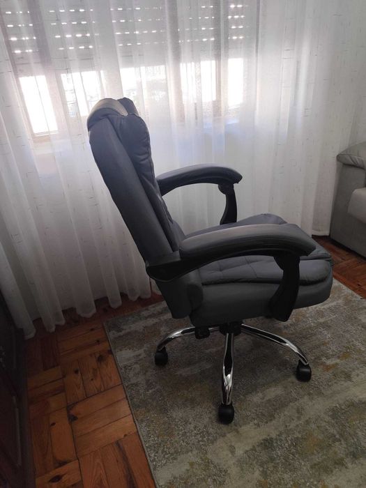 Cadeira de escritório a venda, comprada no agosto 2026.