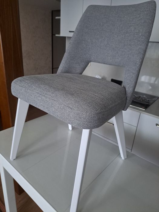 Стул с деревянными ножками