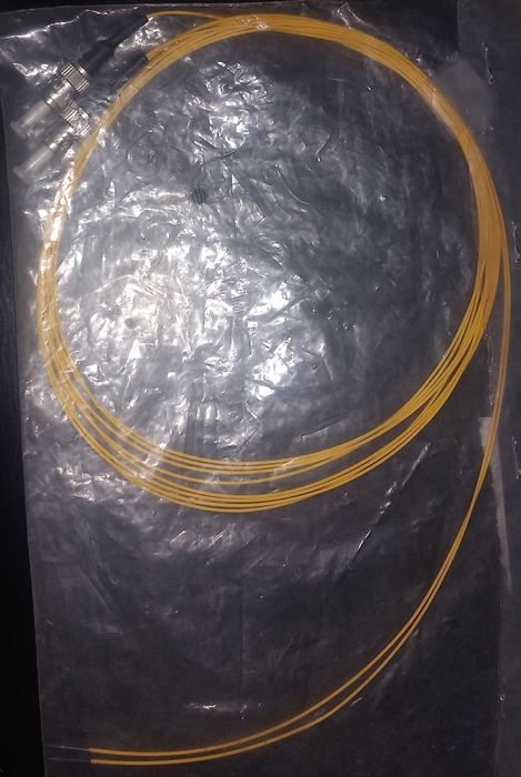 Diversos cabos de fibra óptica novos e embalados