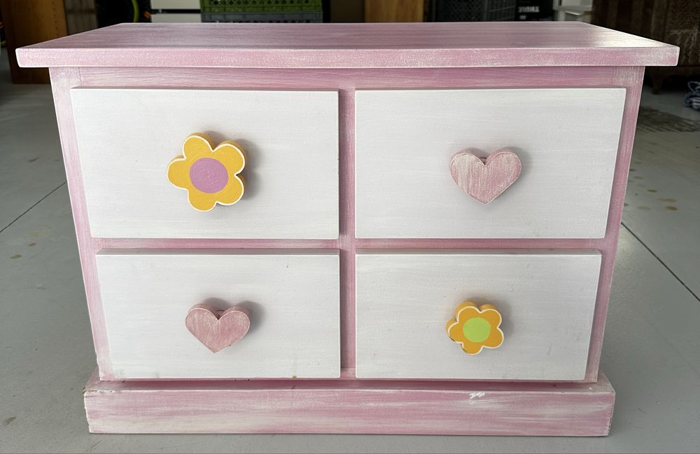 Moveis em madeira maciça para quarto menina com tema de princesas
